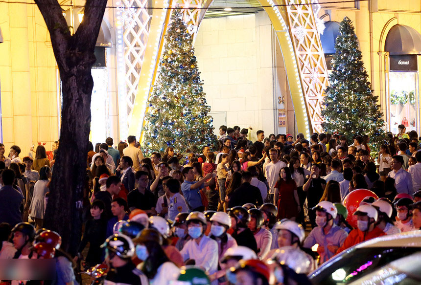 Biển người ra đường đón Giáng sinh